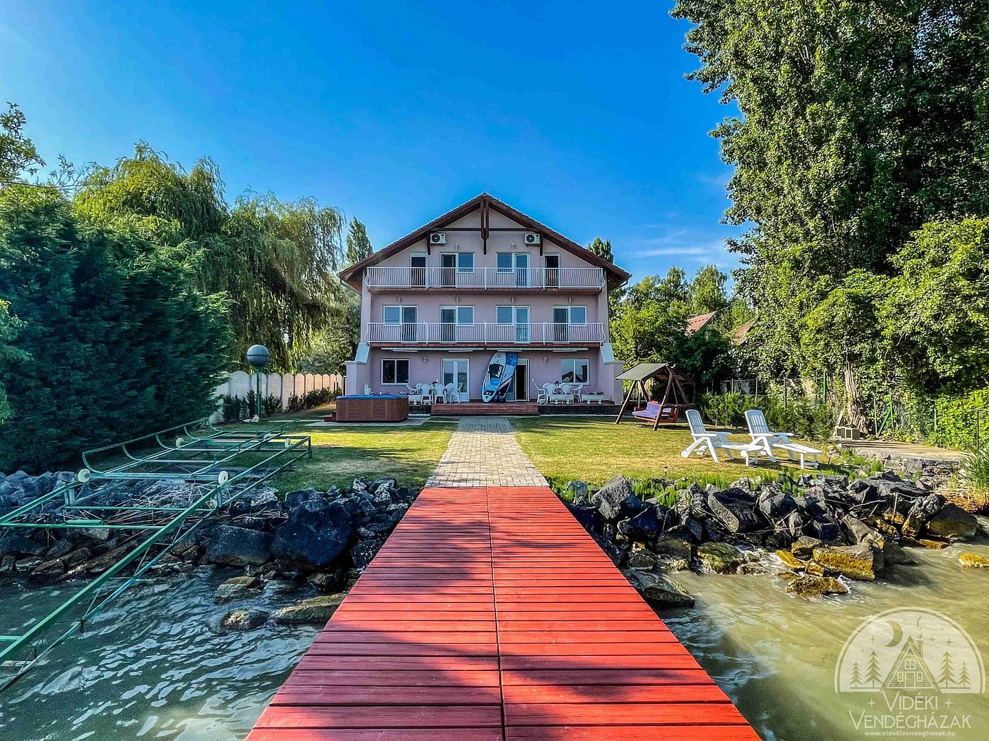 Zoldpart_Lakeside_Villa_5