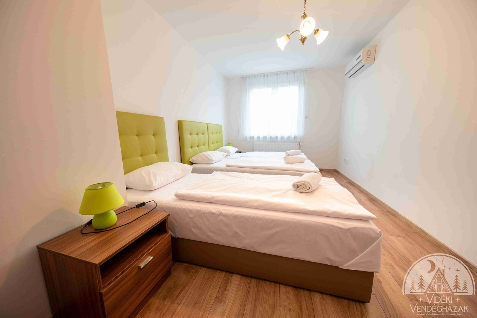 Veritas-Apartmanhaz-haromagyas-szoba_10-1