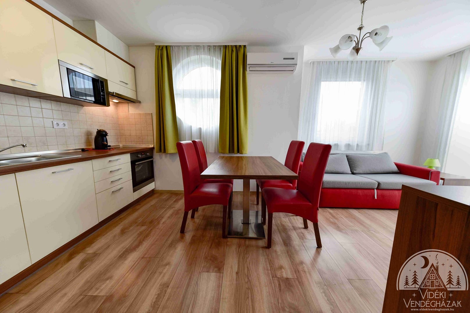 Veritas-Apartmanhaz-konyha-es-etkezo_12-1