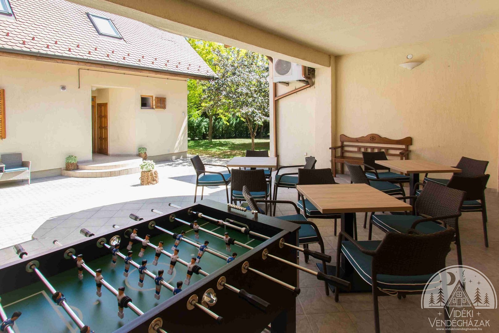 Villa-Oliva-csocsoasztal